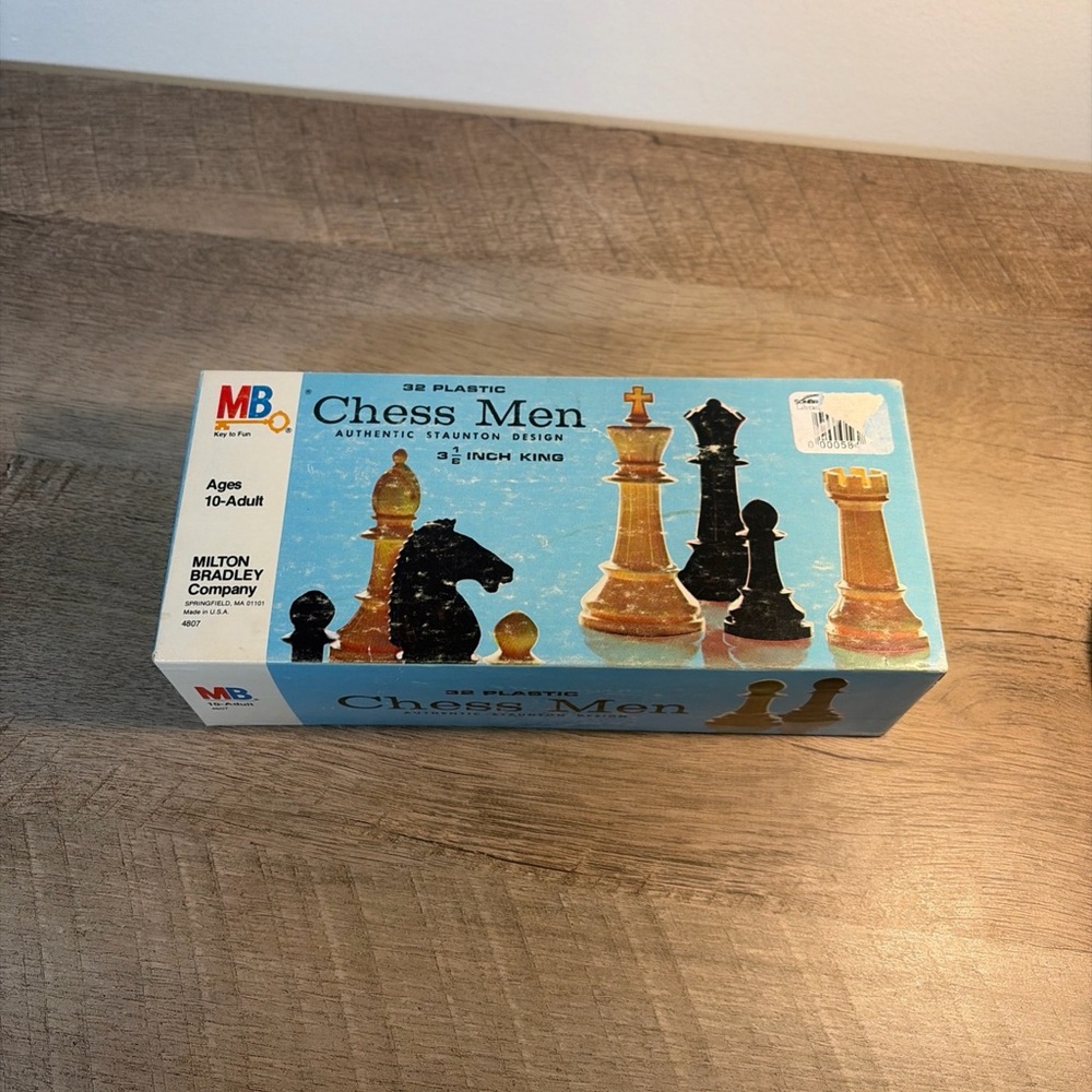 VTG Milton Bradley 32 Plastic Chessman Authentic Staunton Design Original Box
